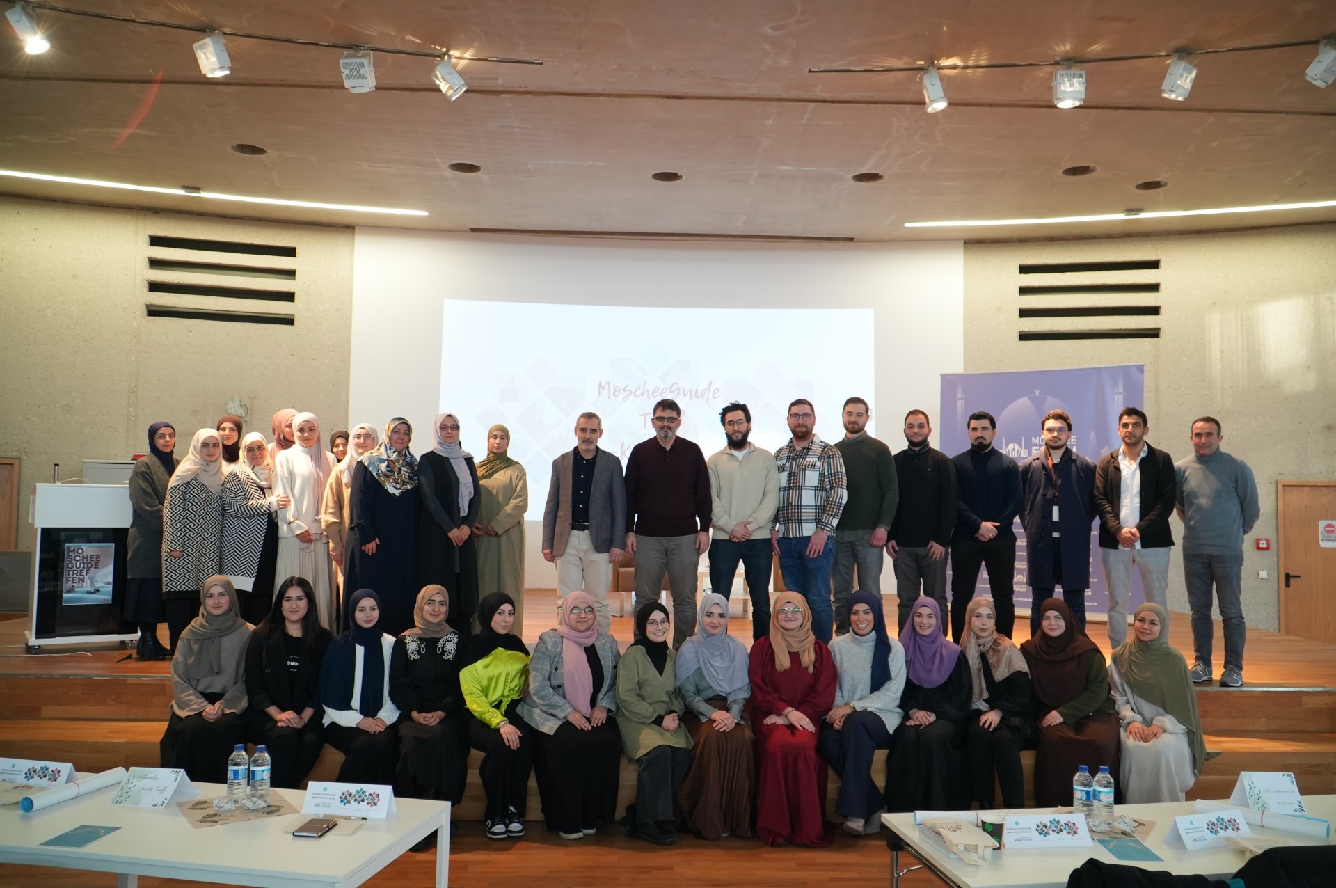 Bundesweit ehrenamtlich engagierte Moschee-Guides trafen sich in Köln