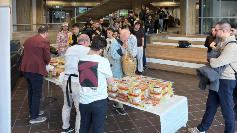 „Iftar an der Uni Köln geht in die zweite Runde: MoscheeForum verteilt im Ramadan 2026 täglich hunderte Mahlzeiten“
