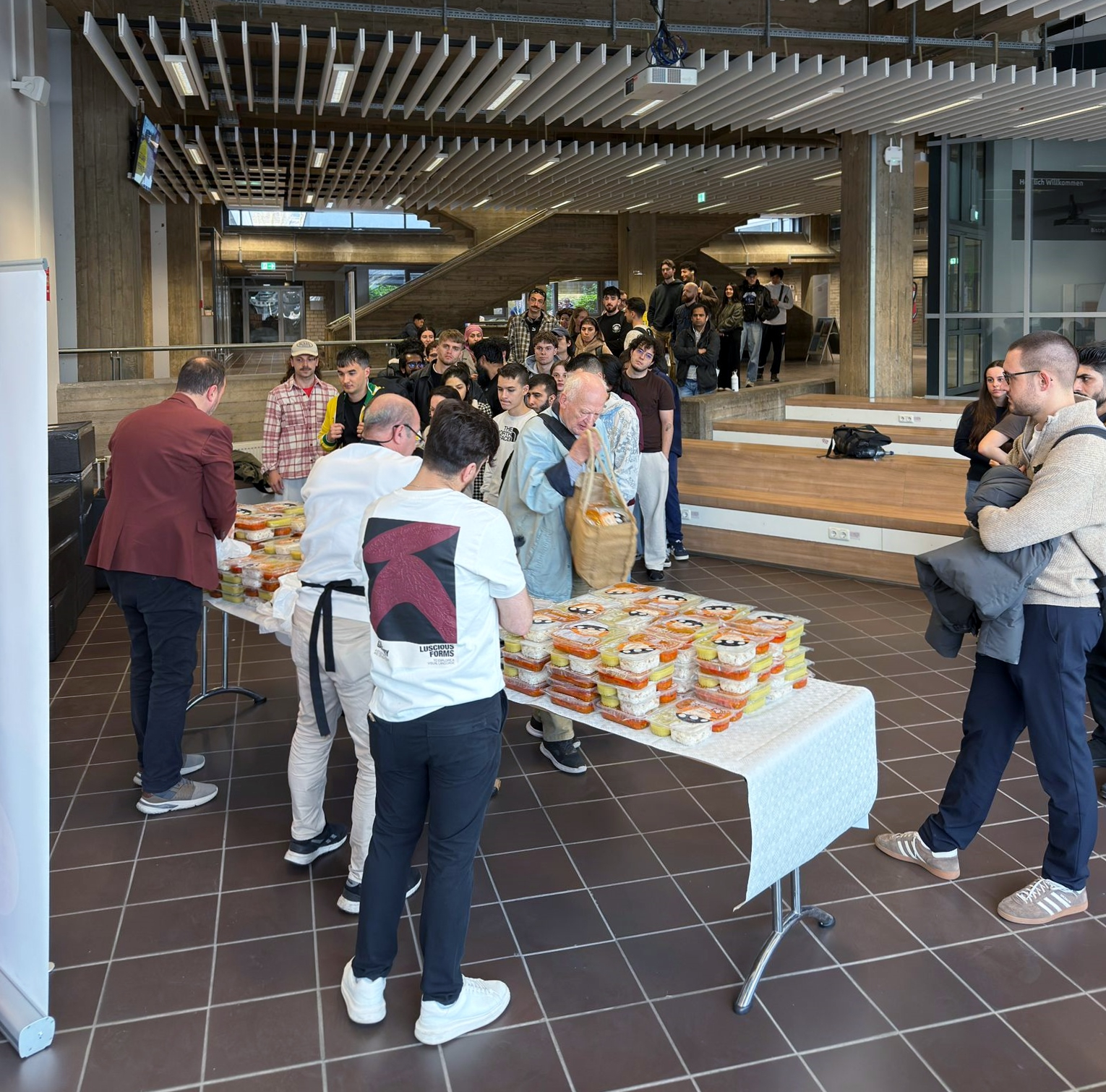 „Iftar an der Uni Köln geht in die zweite Runde: MoscheeForum verteilt im Ramadan 2026 täglich hunderte Mahlzeiten“